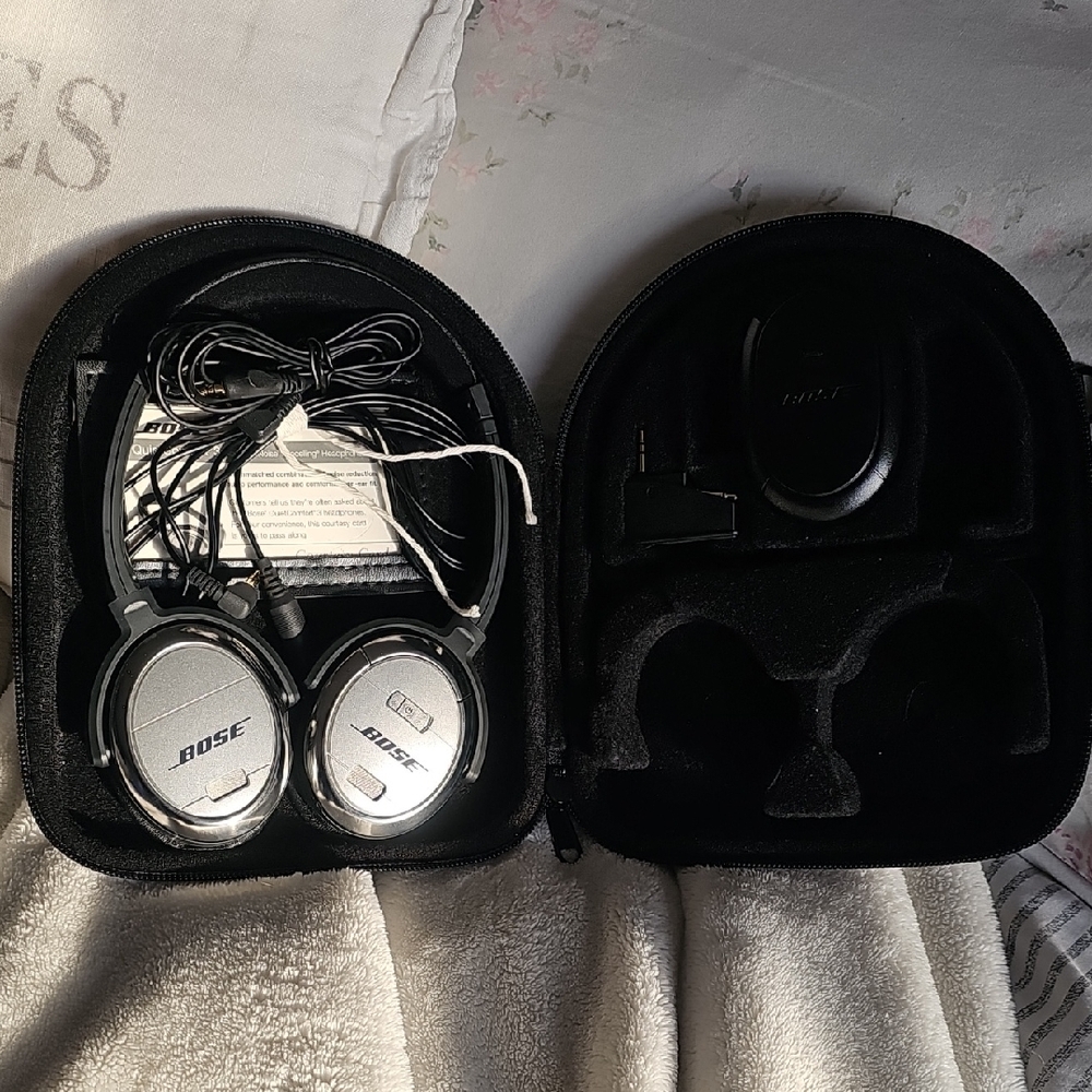 Bose Acoustic Noise Canceling  Quietcomfort3 Headphones with Accessories
